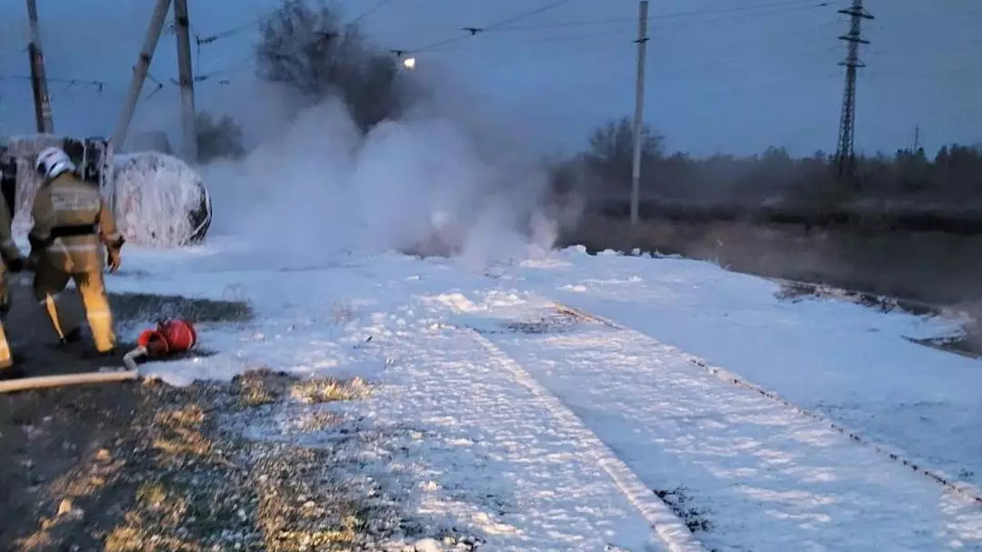 19 тонн жидкого битума вылилось на дорогу при ДТП Павлодаре