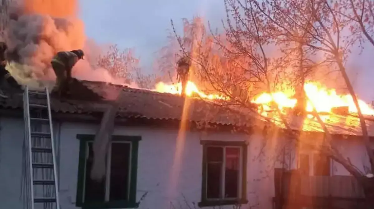 Пожарные вынесли четыре газовых баллона из горящего дома в Кокшетау