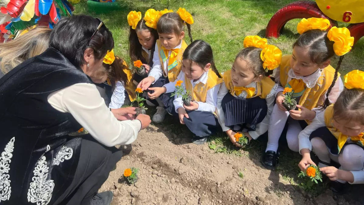 Алматинские школьники посадили свыше двух тысяч тюльпанов