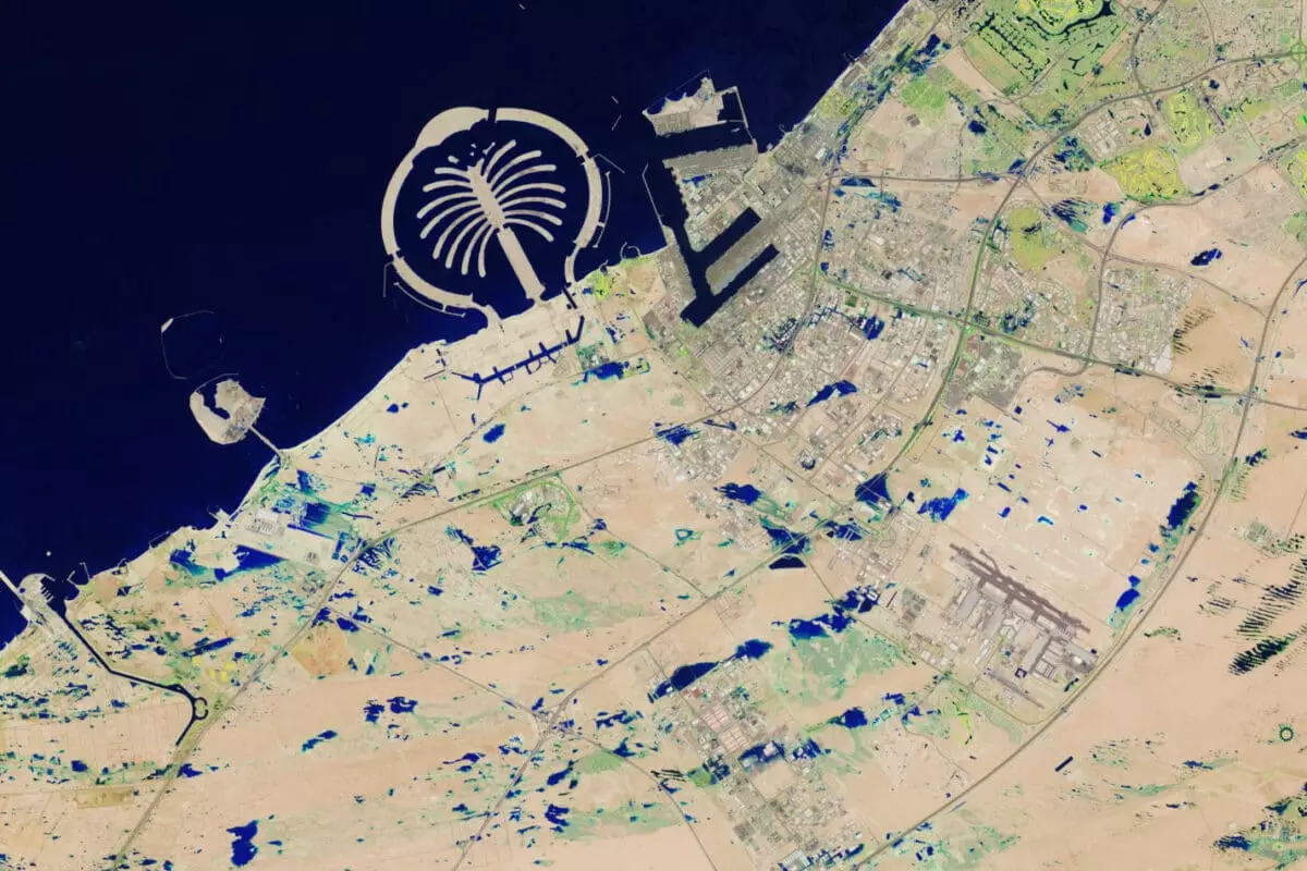 Последствия наводнения в ОАЭ показали со спутника