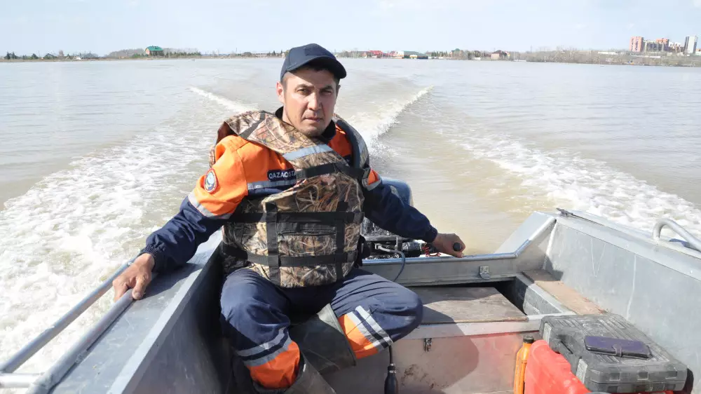 Пока спасал других, остался без дома: казахстанец лишился жилья во время паводков в СКО