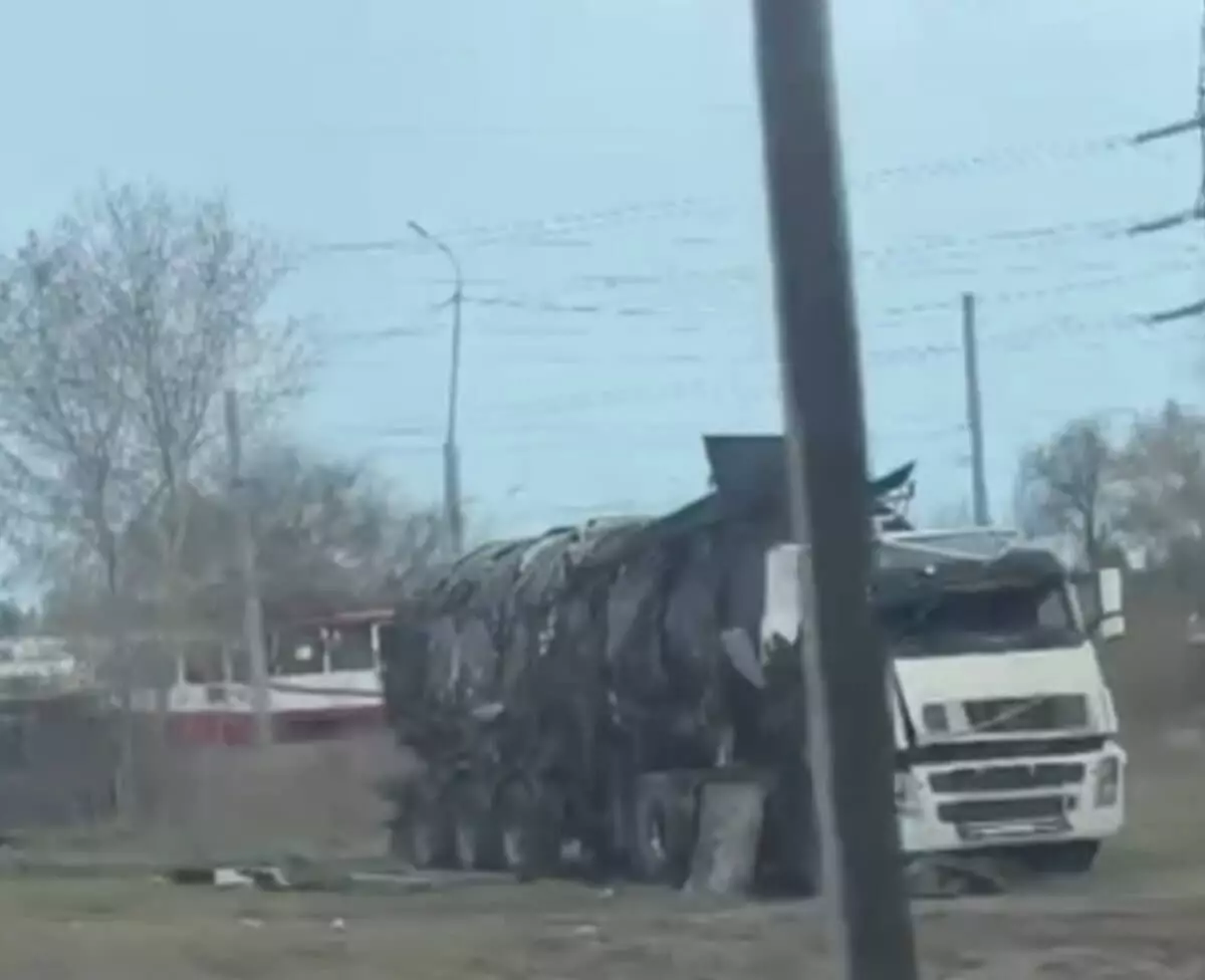 Грузовик с битумом опрокинулся на трамвайные пути в Павлодаре