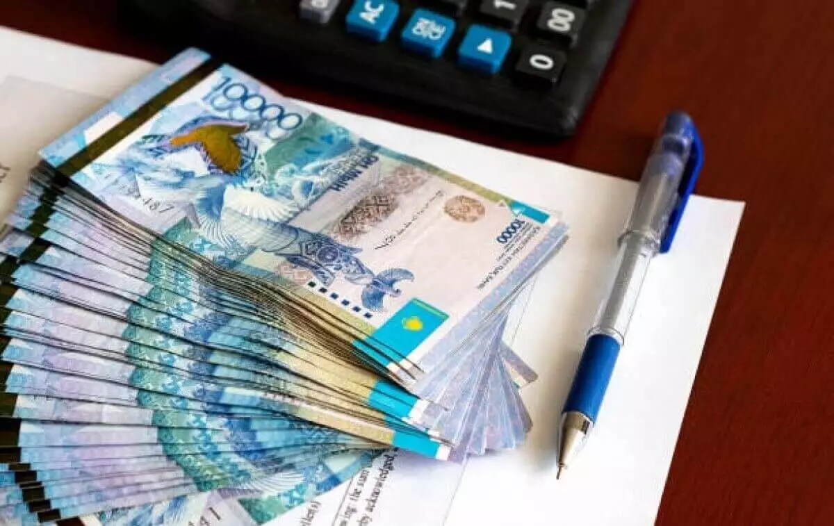 Поднять зарплату и чаще платить бонусы чиновникам предложил замакима Карагандинской области