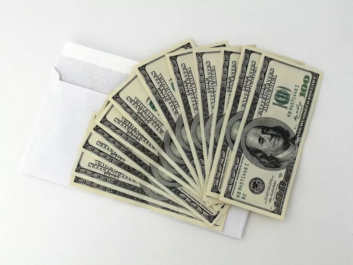 Доллар подешевел в обменниках Казахстана 24 апреля