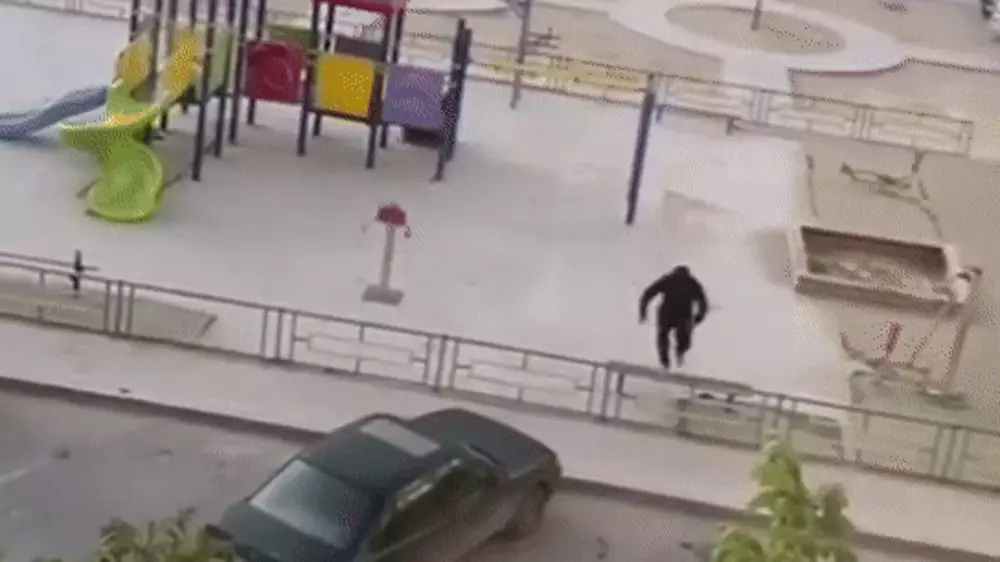 Казахстанец прыгал на чужом припаркованном авто и поплатился