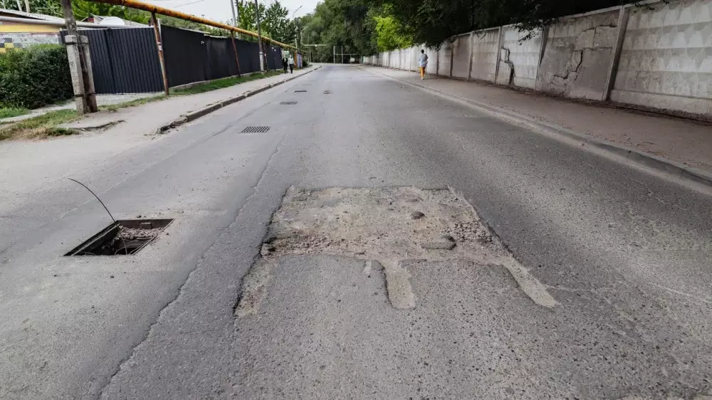 Алматинцы могут жаловаться на ямы на дорогах через телеграм-бот