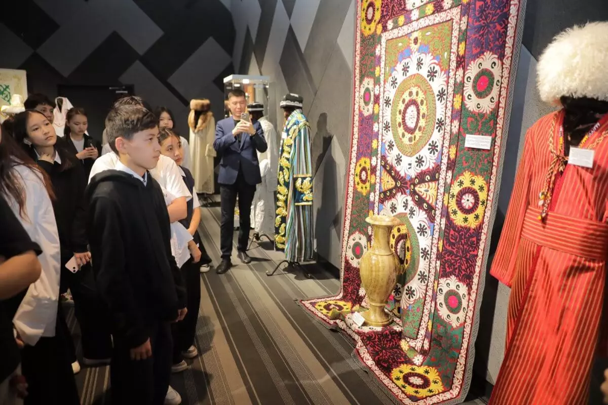 Выставка, посвященная Дню единства народа Казахстана, открылась в Астане (ВИДЕО)