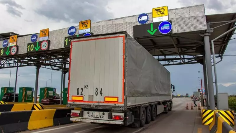 Перевозку гуманитарных грузов по платным дорогам Казахстана сделали бесплатной
