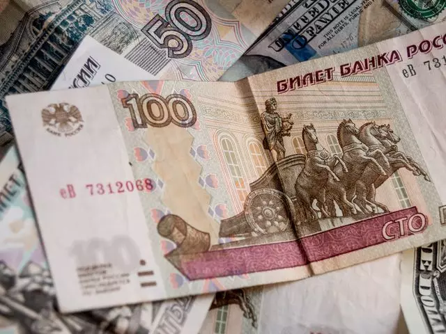 За два месяца нетто-продажи рублей в обменниках составили 8,2 млрд тенге