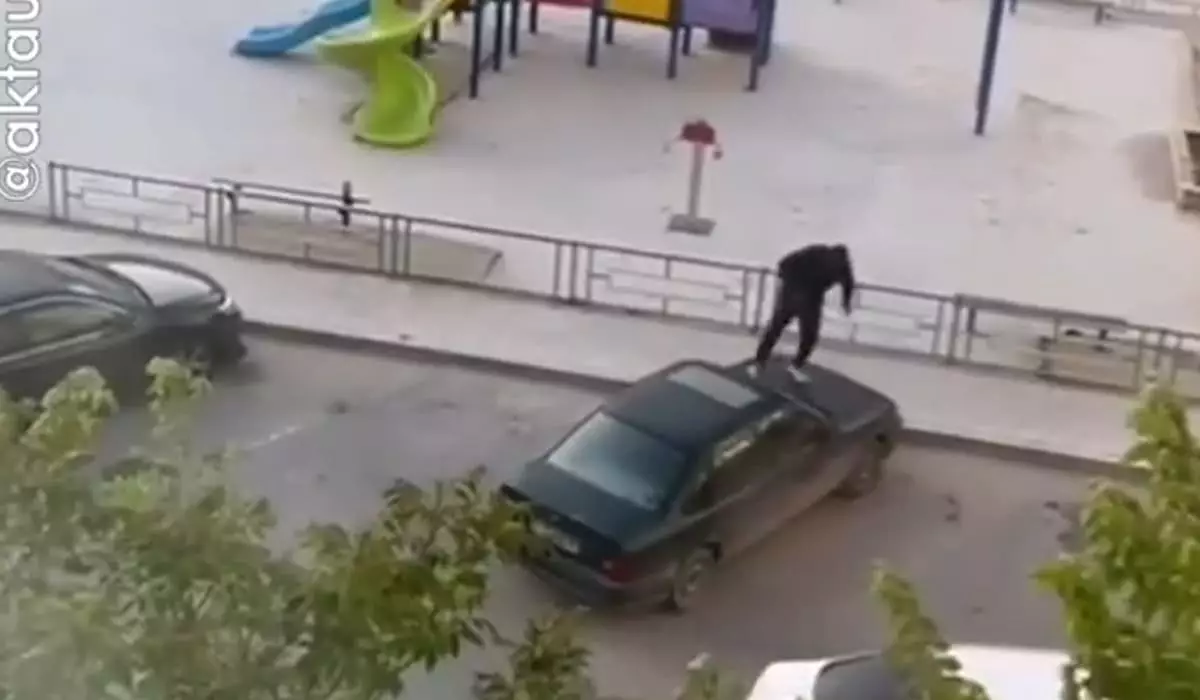 Мужчина залез на чужое авто и прыгал на нем в Актау (ВИДЕО)