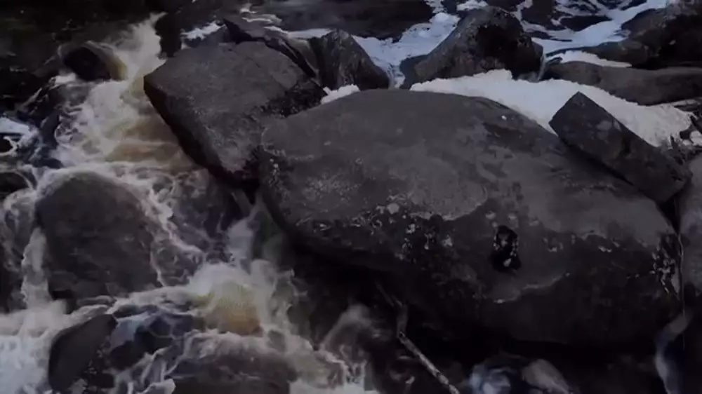 Уникальный водопад в Акмолинской области показали в соцсетях