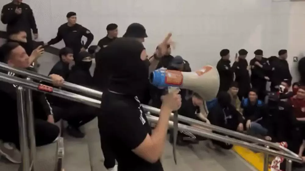 Актюбинские футбольные болельщики в метро напугали алматинцев: что говорят в полиции