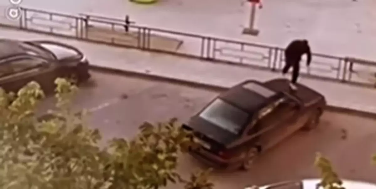 Мужчина напился на детской площадке в Актау и пошел прыгать на припаркованном авто