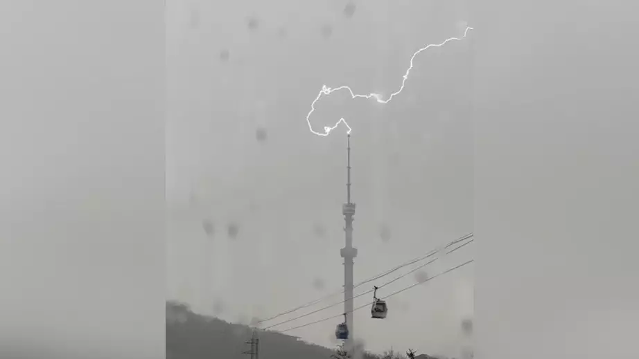 Молния ударила в телебашню "Кок-Тобе" во время грозы в Алматы