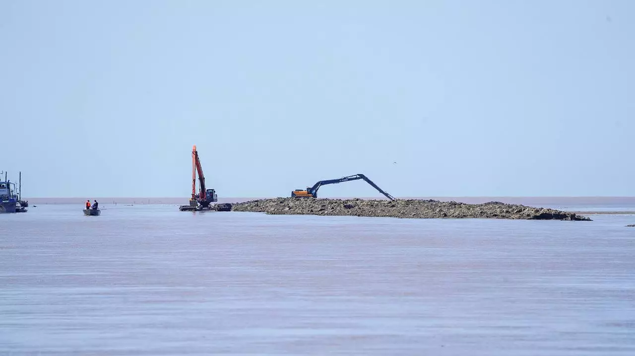 Обстановка остается сложной: берега Урала укрепляют ко второй волне паводков в Атырау
