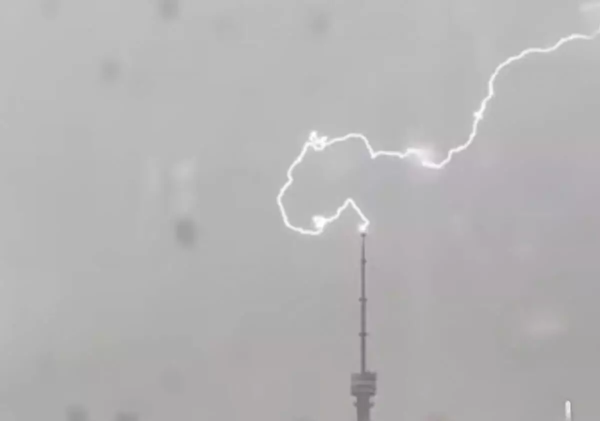 Молния ударила в телебашню на Коктобе в Алматы (ВИДЕО)