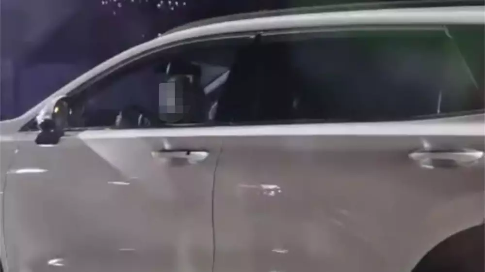 Ребенка за рулем авто заметили на Аль-Фараби в Алматы