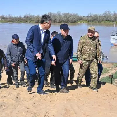 Олжас Бектенов проверил берегоукрепление жилых массивов в Атырау
