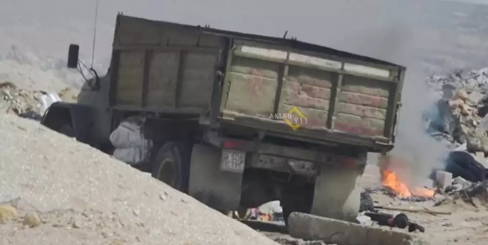 Водителя грузовика оштрафовали в Актау за сброс и поджог мусора