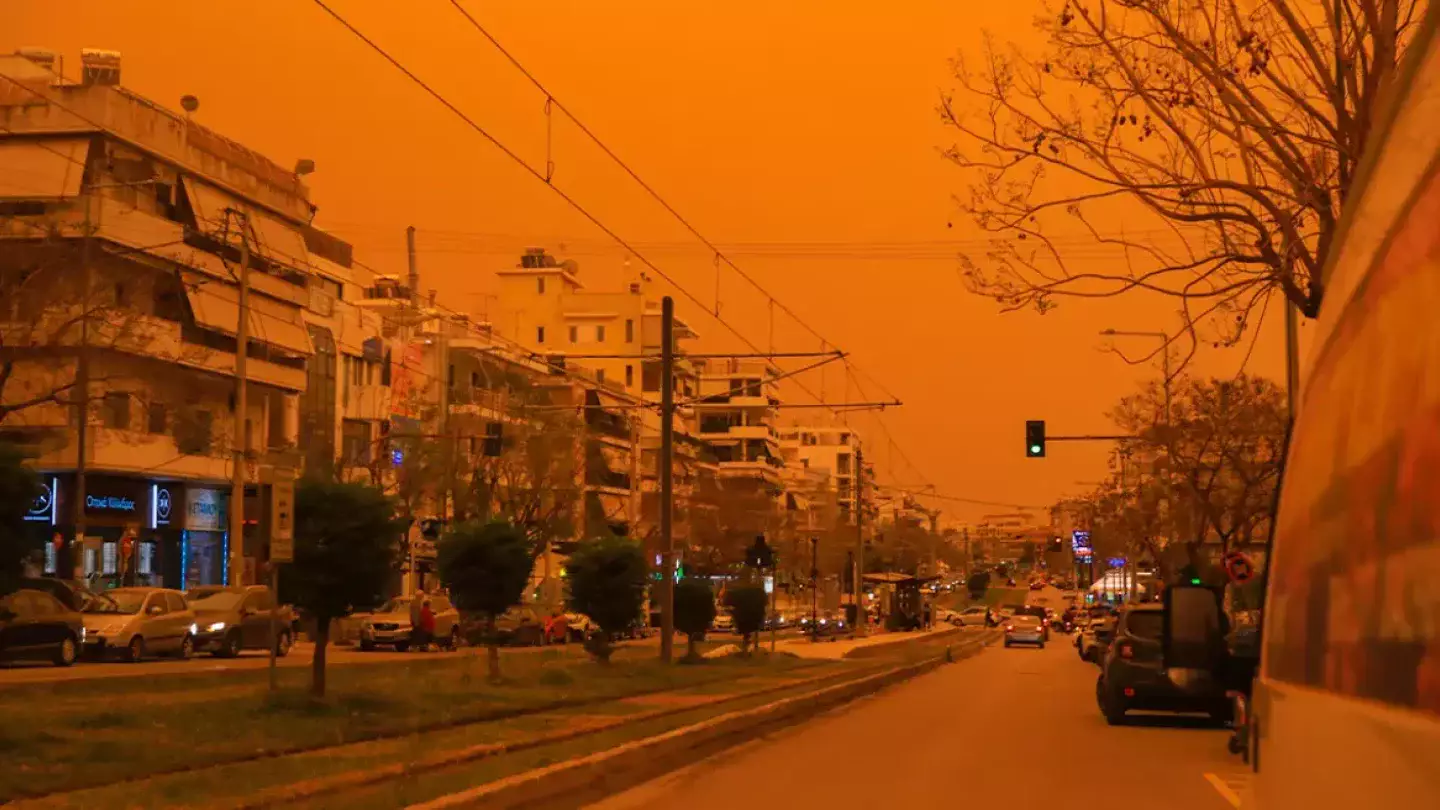 В Греции небо окрасилось в оранжевый цвет
