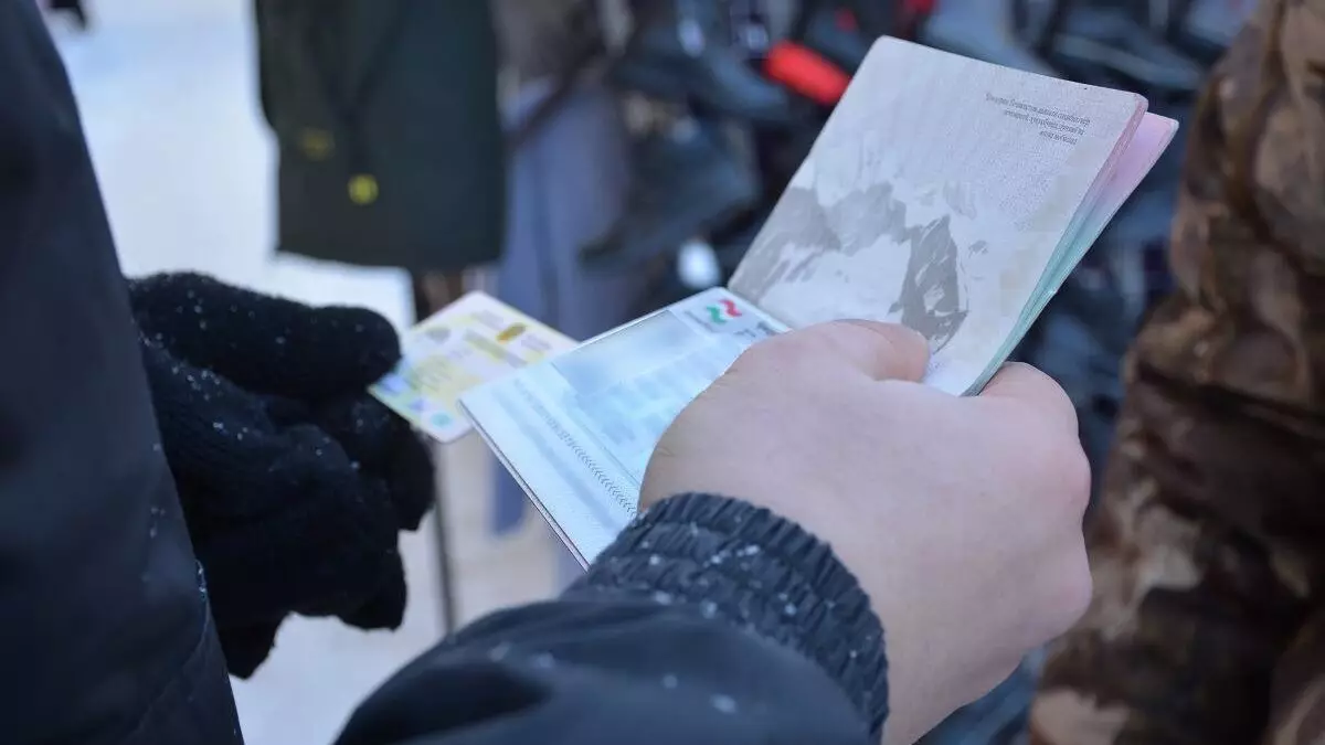 Обманувшего казахстанцев мошенника задержали в Новосибирске