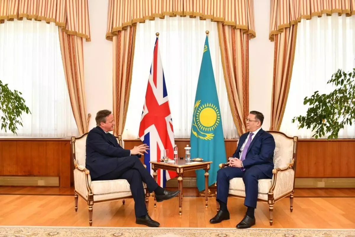 Глава МИД Великобритании прибыл в Казахстан (ВИДЕО)