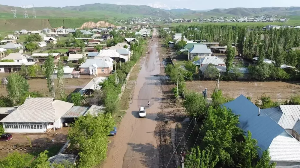 Подтоплены жилые дома, соцобъекты и мост: последствия схода селя ликвидируют в Кыргызстане