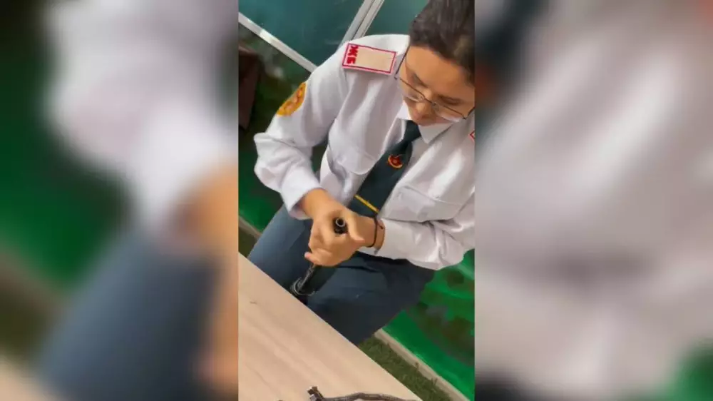 Удивила полицейских: школьница разобрала автомат за 10 секунд