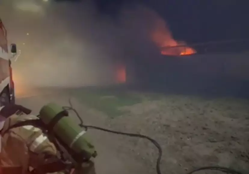 Легковушка загорелась ночью в гараже в Костанайской области