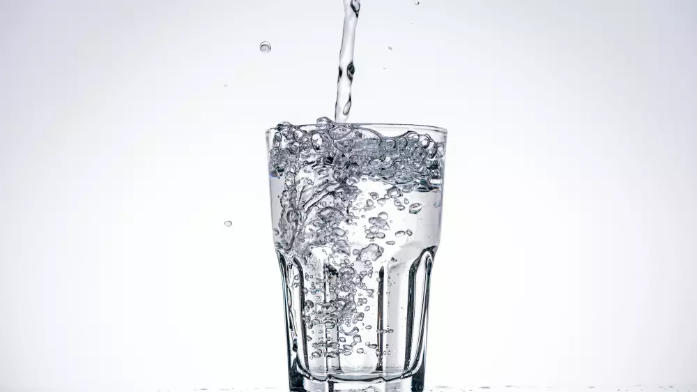 Что будет, если пить воду натощак по утрам