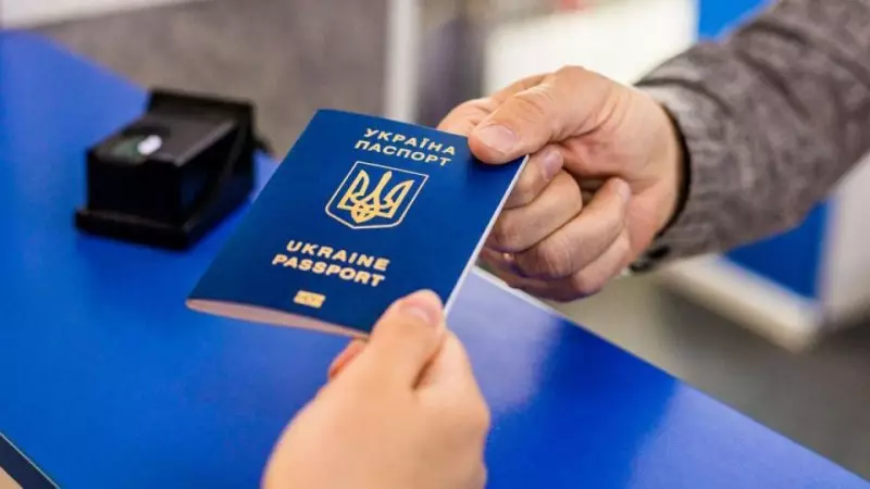 Украина прекращает выдавать паспорта мужчинам 18-60 лет за границей