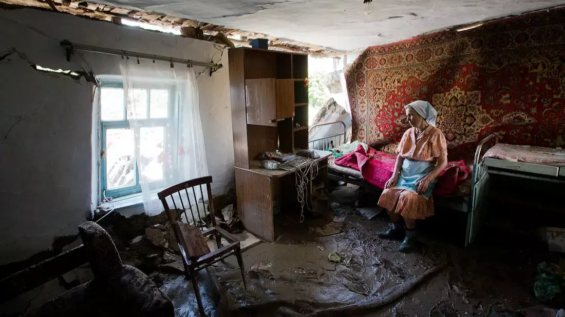 «Пока чиновники воруют»: житель Карагандинской области показал изнутри затопленный дом