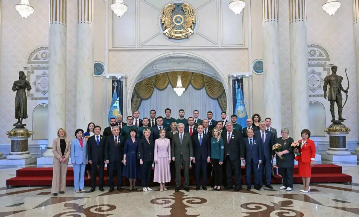 Касым-Жомарт Токаев наградил казахстанцев за заслуги в укреплении мира и дружбы