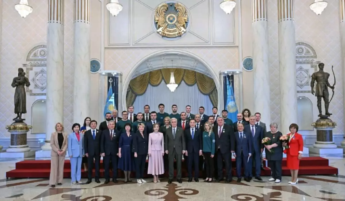 Токаев вручил казахстанцам награды за заслуги в укреплении мира и дружбы в стране