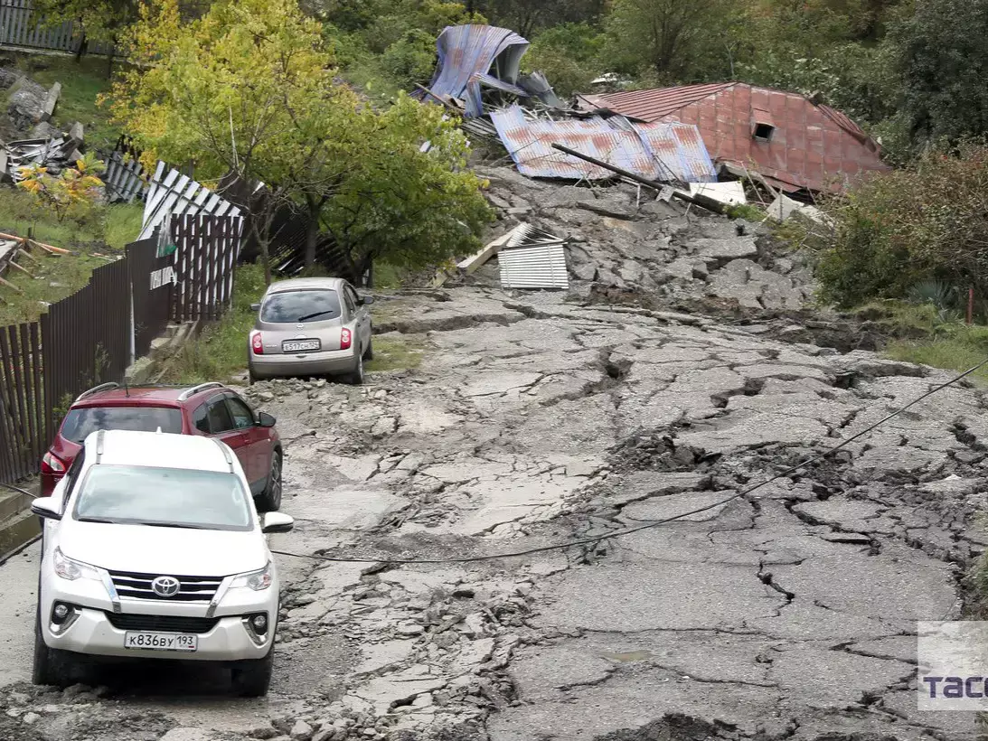 Алматинцы боятся, что их дорога «сползет» на жилые дома