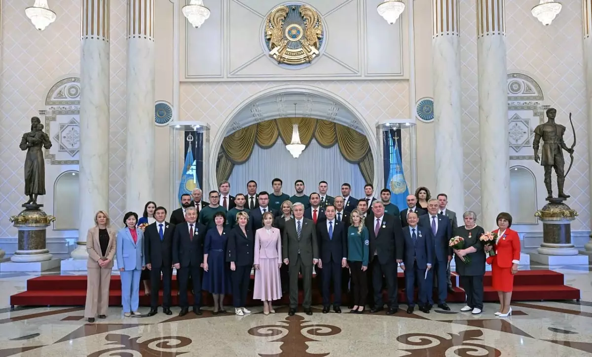 Глава государства наградил ряд казахстанцев орденами и медалями