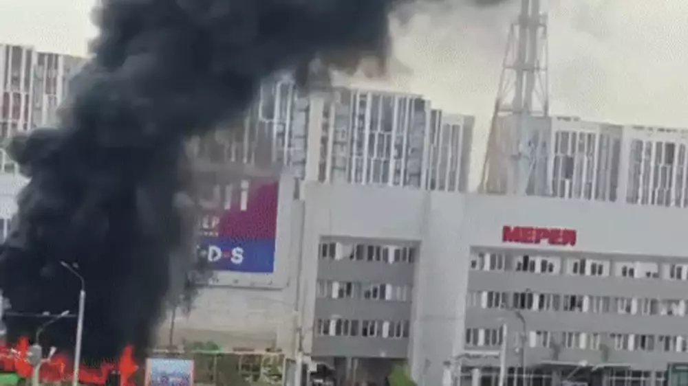 Черный дым от горящего автобуса напугал жителей Алматы
