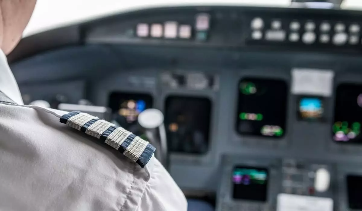 Пилота Air Astana под наркотиками задержали перед вылетом из Алматы