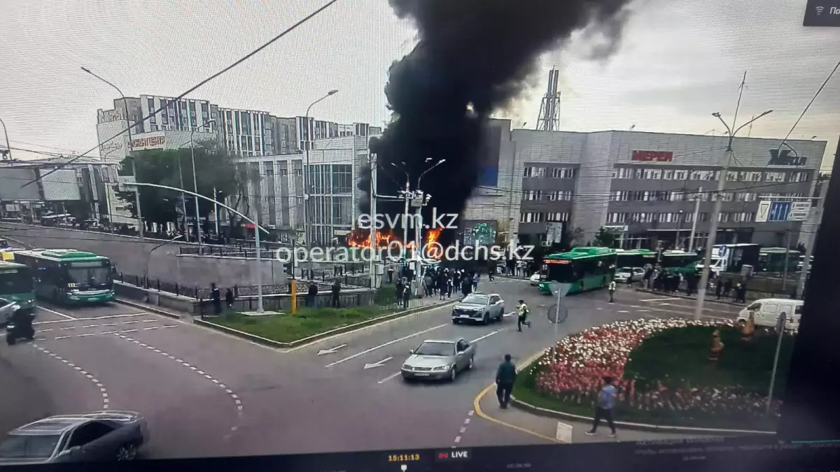 Автобус загорелся на одном из центральных проспектов в Алматы