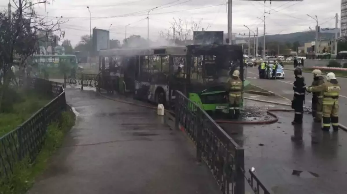 В Алматы загорелся пассажирский автобус по проспекту Райымбек