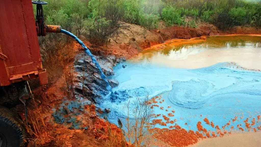 Костанайцы жалуются на подозрительный запах реки Тобол и слив в него химии