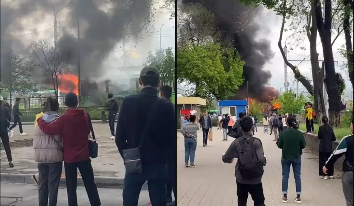 Автобус сгорел посреди дороги в Алматы (ВИДЕО)