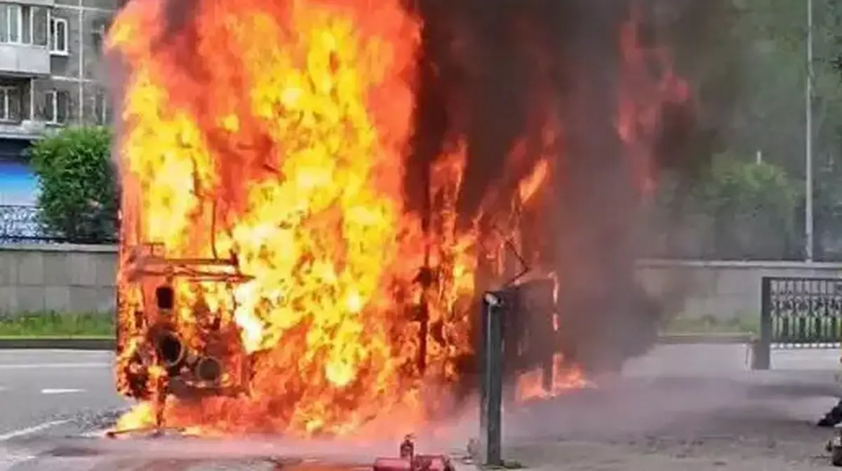 Автобус сгорел целиком в Алматы