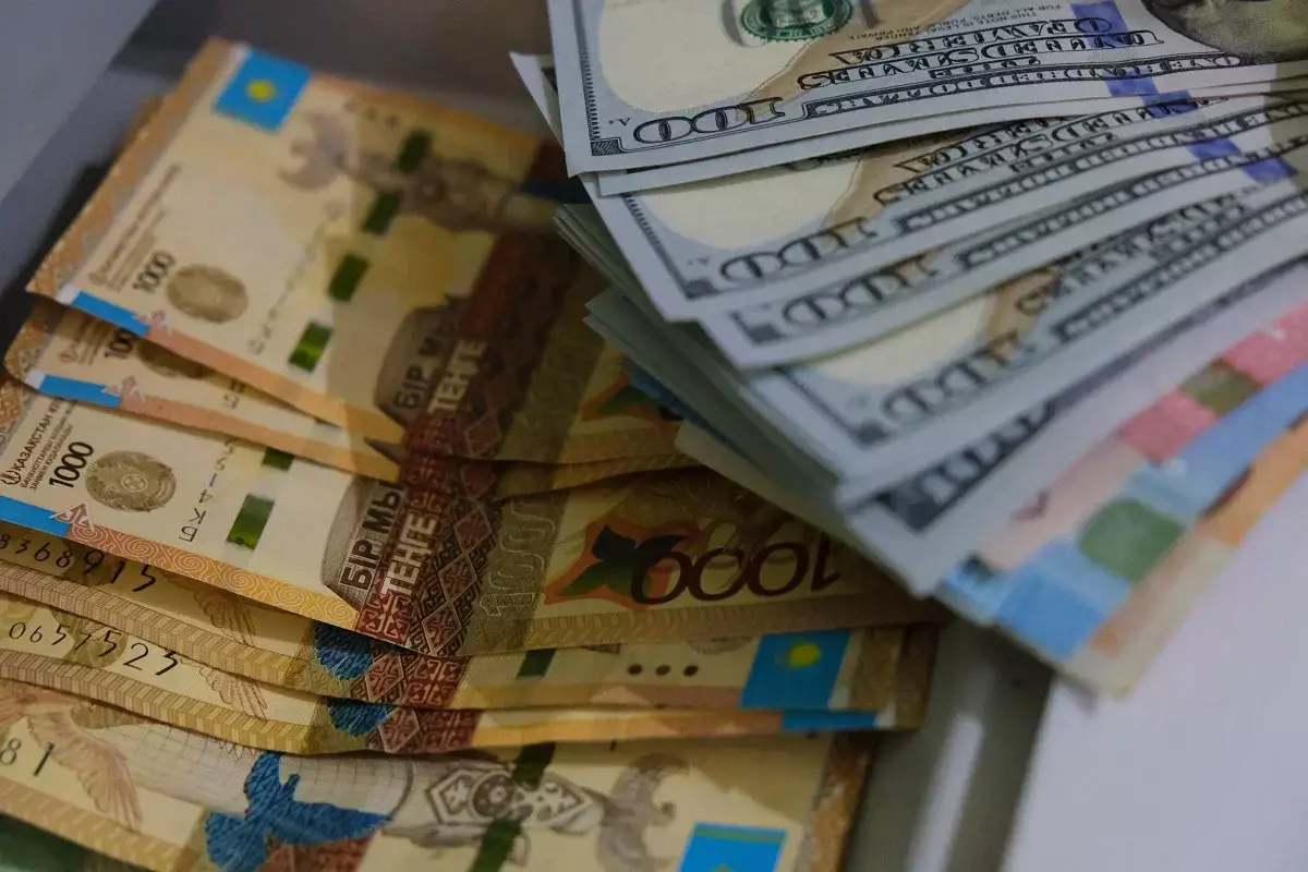Директор банка на пару с кассиром в Степногорске вынесли 255 млн из кассы