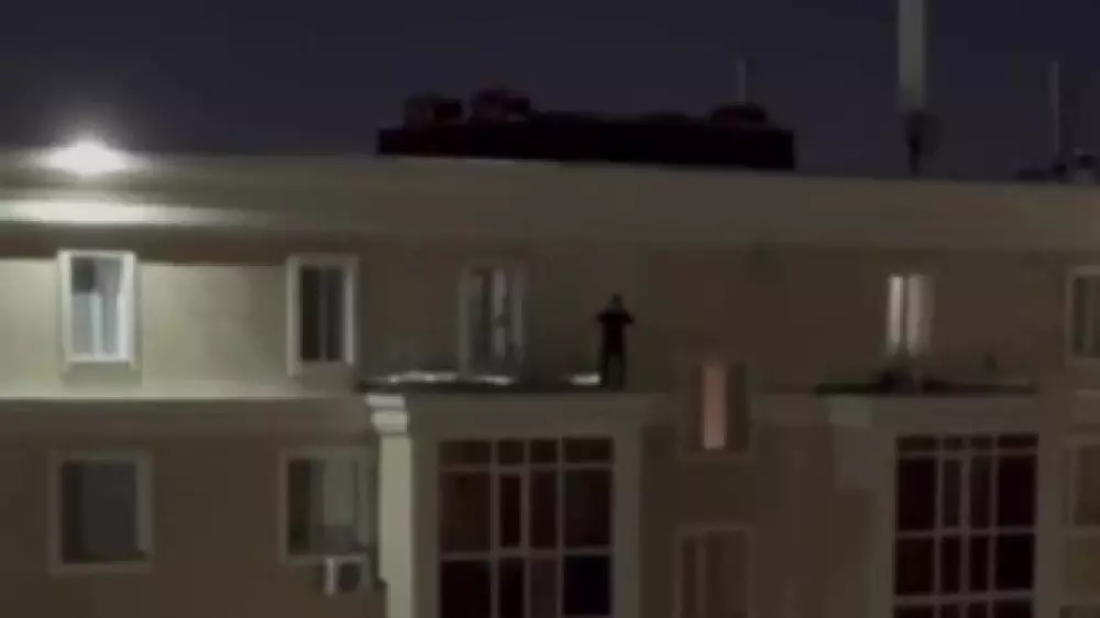 Астанчанка "гуляла" на крыше высотки. Полиция завела дело
