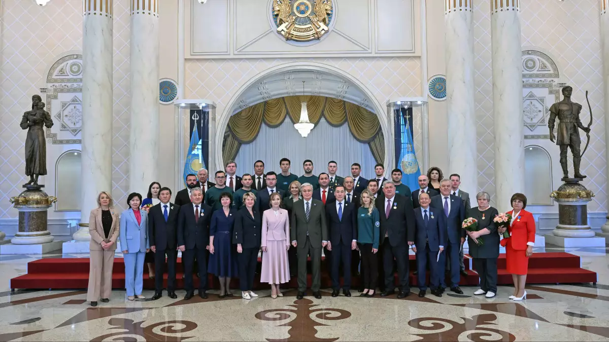 Президент наградил ряд казахстанцев за заслуги в укреплении мира и развитие государственного языка