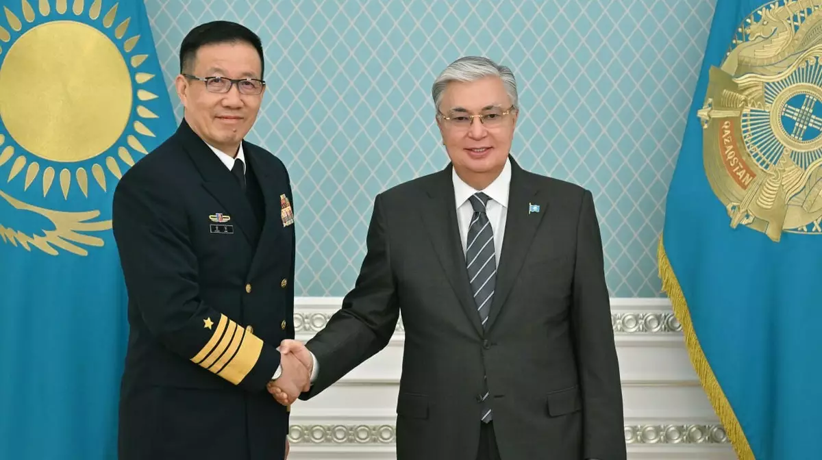 Токаев встретился с министром обороны Китая