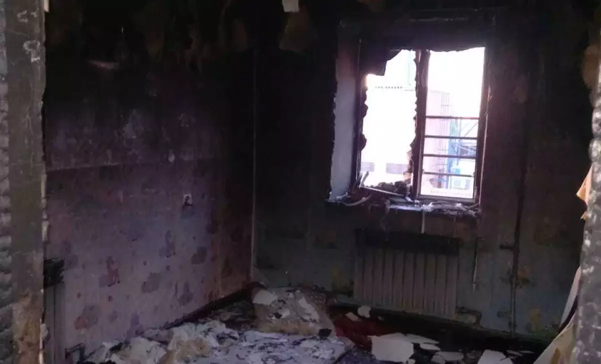 Двое детей погибли при пожаре в квартире в Атырауской области, их мать – в реанимации