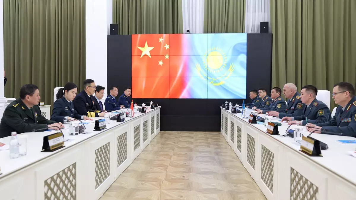 Министр обороны КНР Дун Цзюнь встретился с главой оборонного ведомства РК Русланом Жаксылыковым