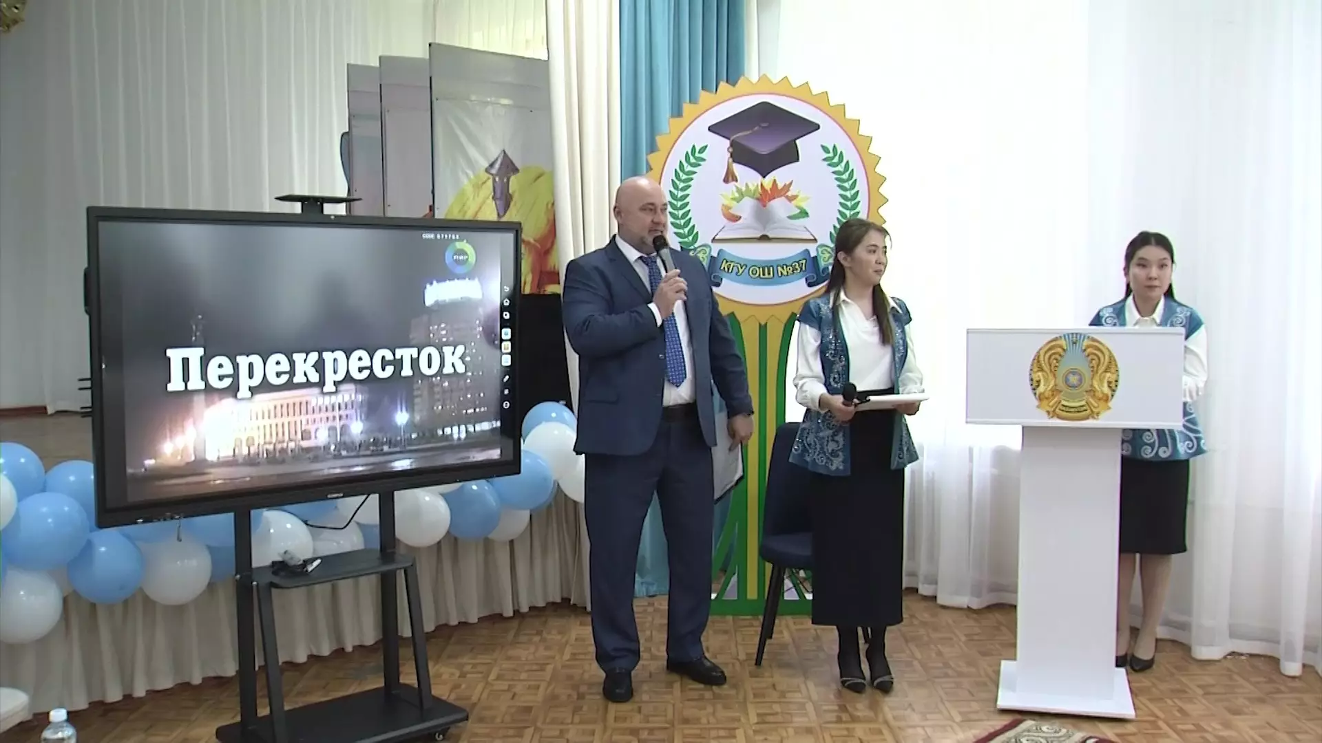 Известные выпускники одной из школ Алматы поздравили родное учебное заведение с 65-летием